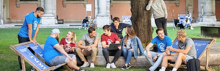 Group of people chatting in the courtyard of the university(Copyright derknopfdruecker.com)